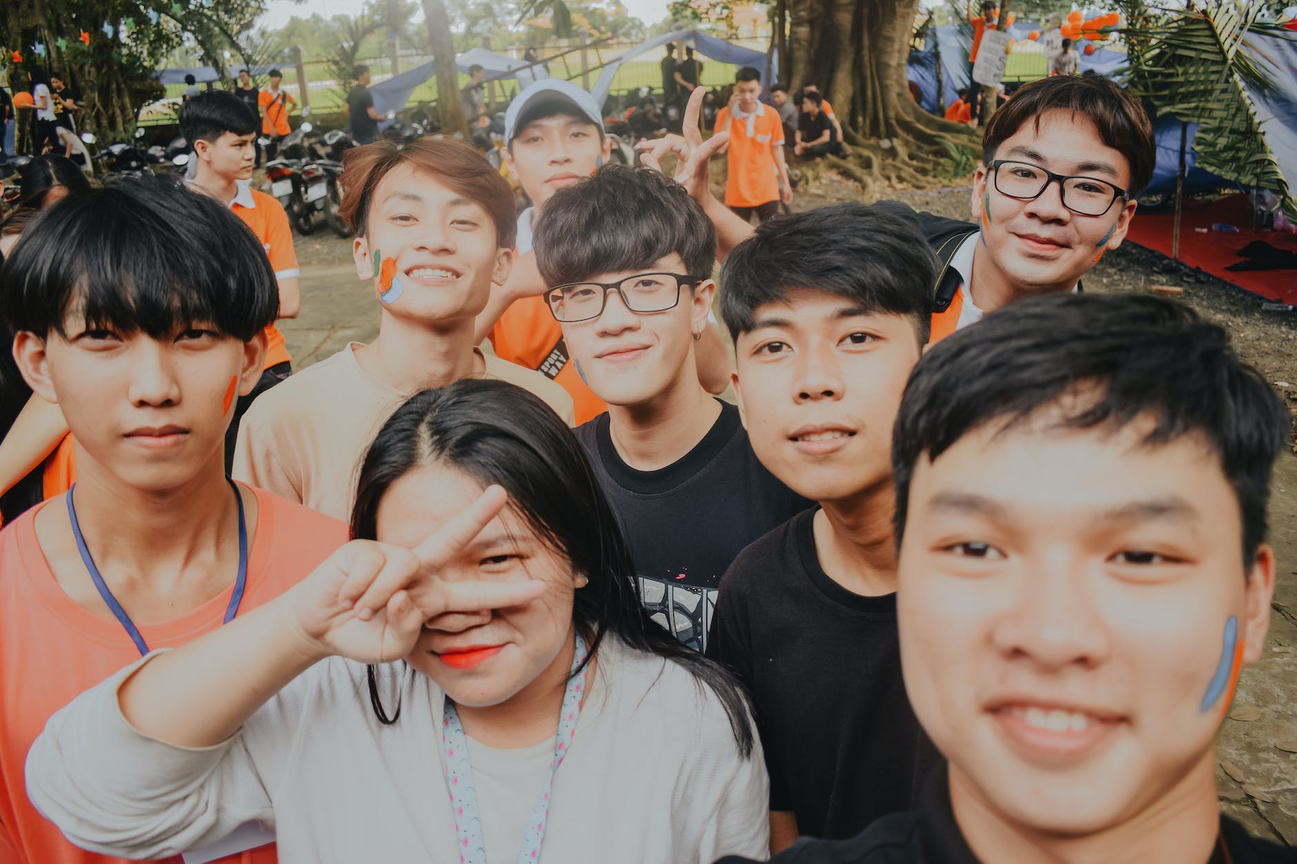 men and woman having groupie photo