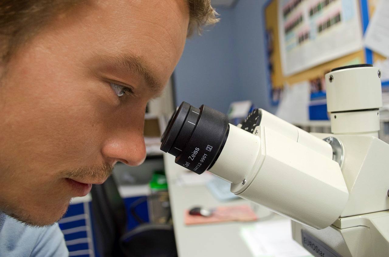 people, scientist, microscope-219985.jpg